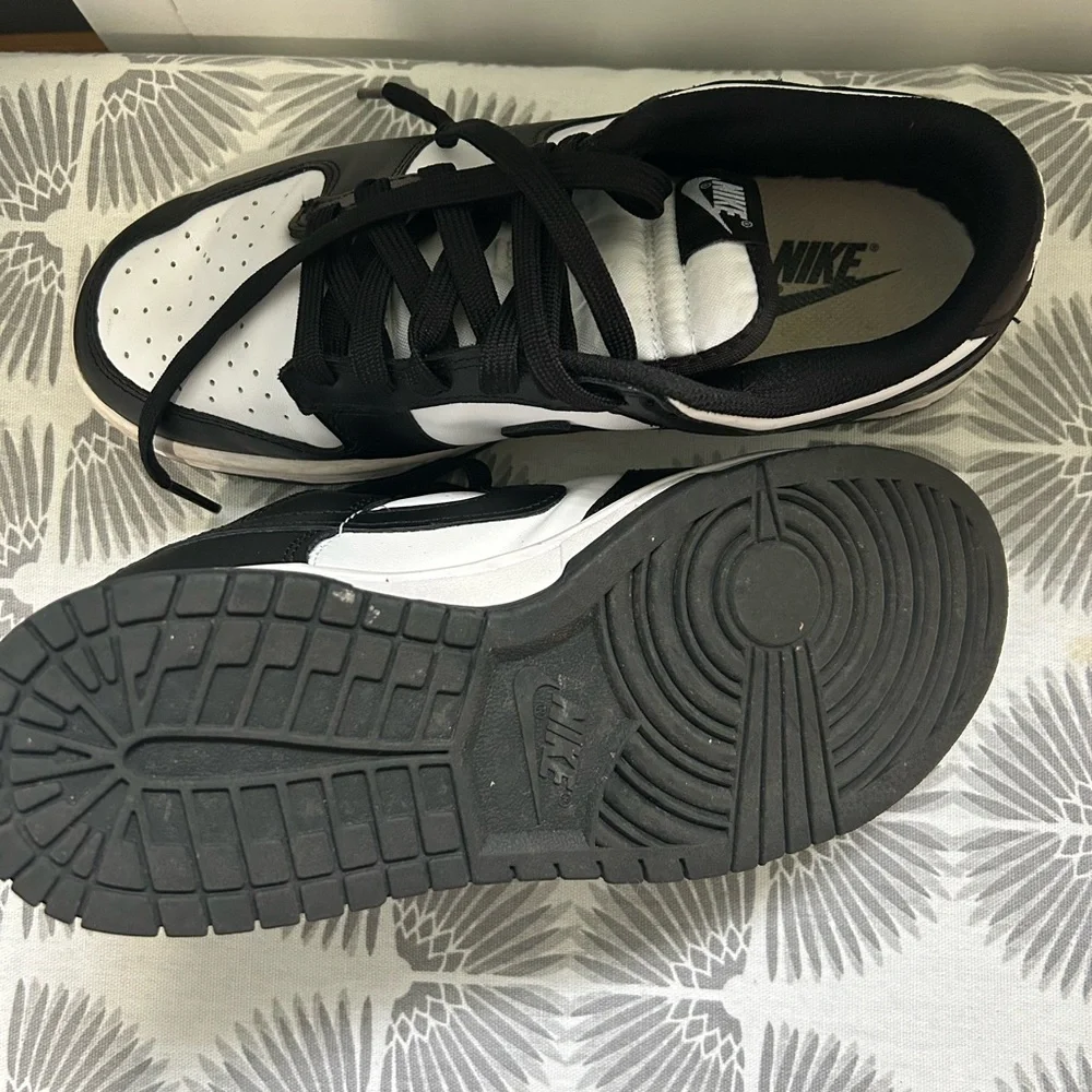 Nike Womens Black and White Sneakers - Picture 6 of 9
